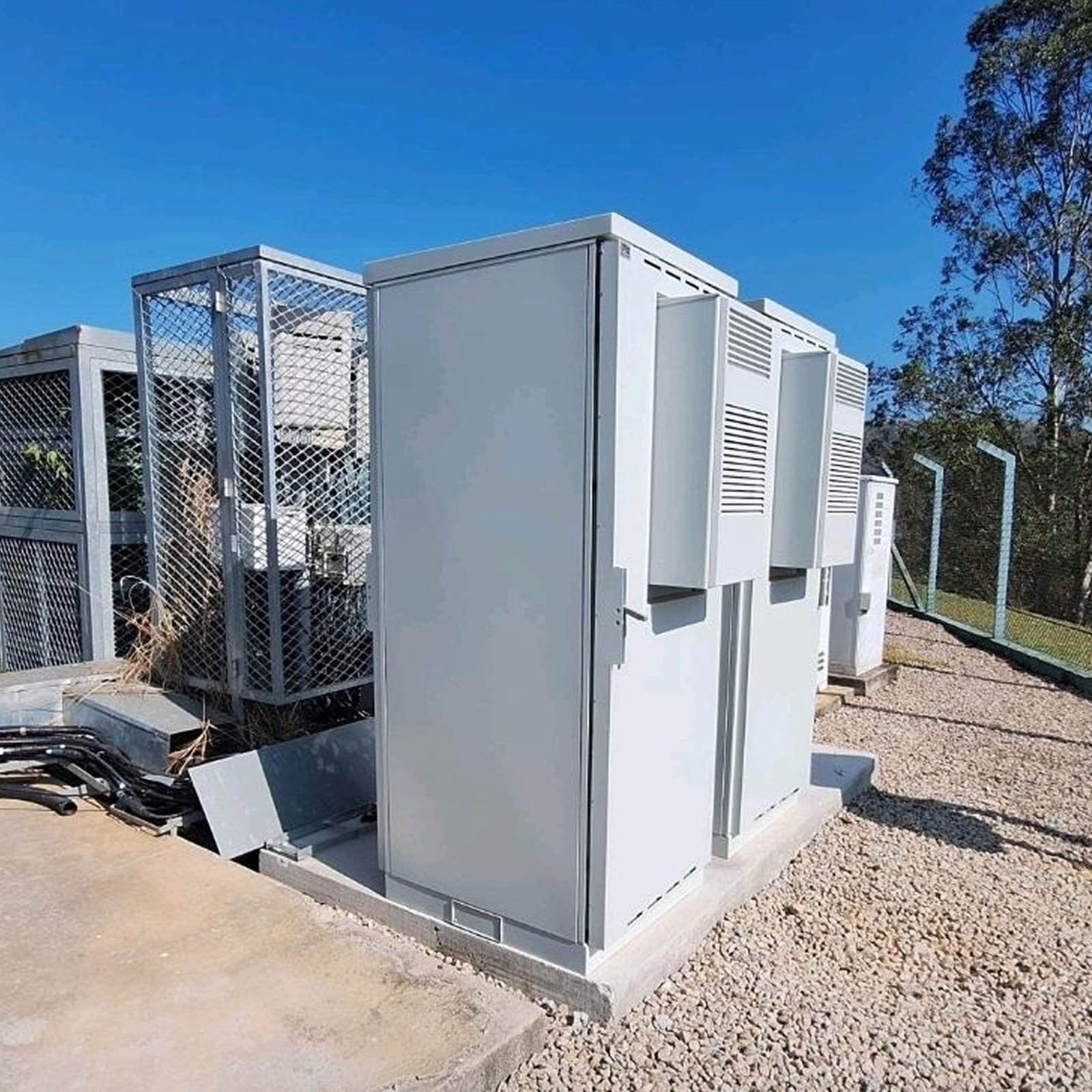 Painel outdoor com refrigeração Gigaclima instalado ao tempo