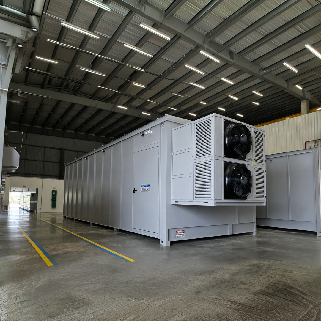 Eletrocentro climatizado por ar-condicionado de precisão da Gigaclima dentro da fábrica